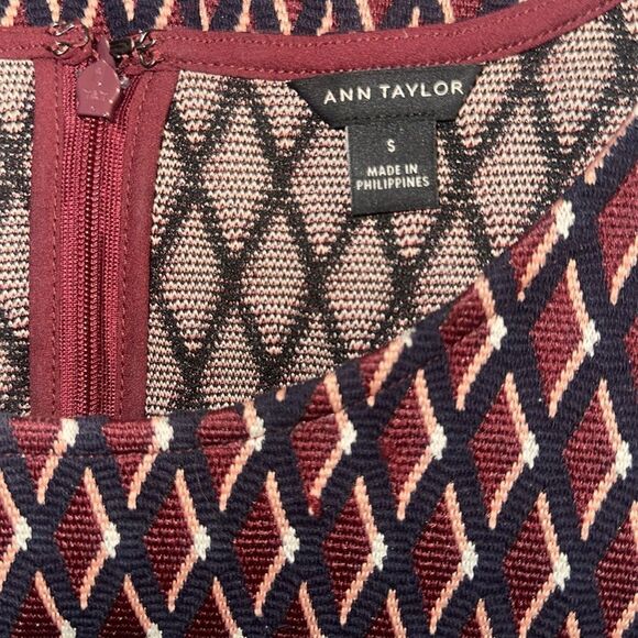 Ann Taylor S Burgundy Diamond Print Knit Cotton Blend Short Sleeve Shift Dress - Picture 5 of 7